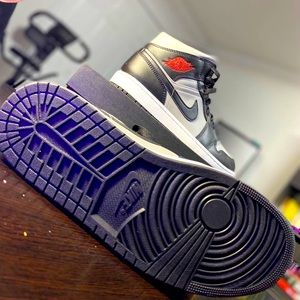 Jordan 1 “shadow red” mid